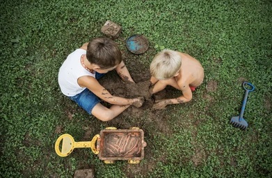أطفال يلعبون بالتراب والوحل	